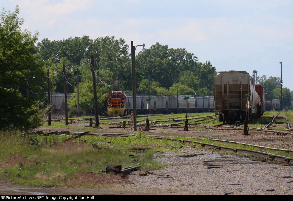 Durand Yard sits quiet as HESR 3526 rests back in the yard